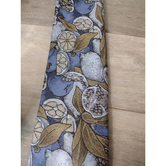 Envoy Retro men's tie with citrus and pomegranate novelty pattern - Picture 3 of 8